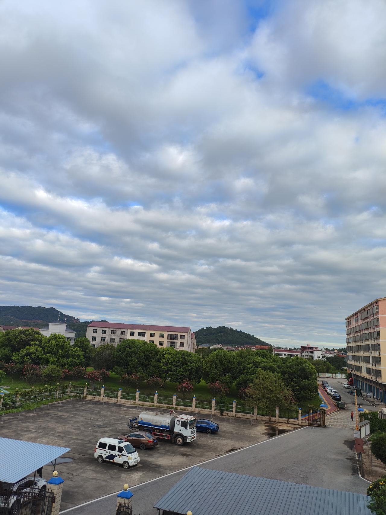 支持，原则上天价彩礼要以之相匹配的嫁装，现在是:只管要彩礼，嫁装好的只给电器、被