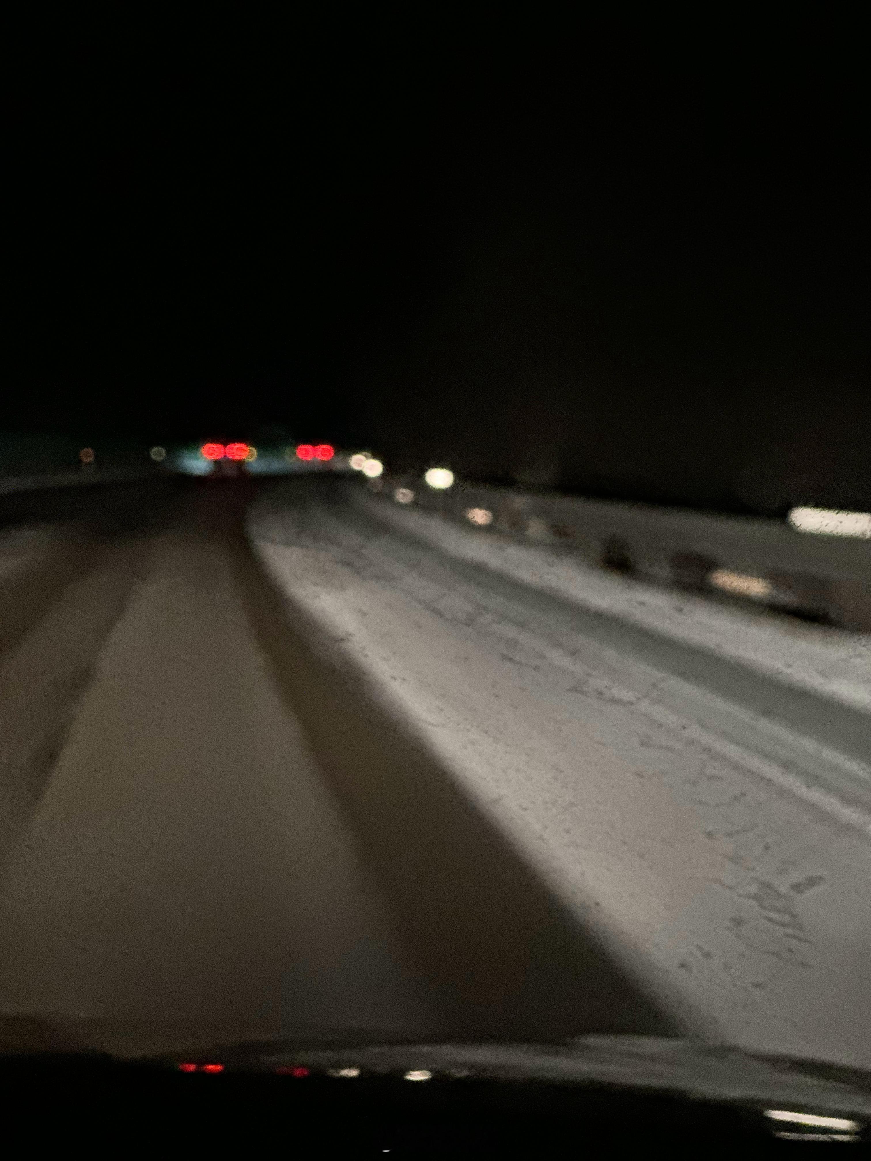 昨天北方大部分地区降雪包括老家内蒙古自治区，现在从呼和浩特回家的道路依旧各种积雪