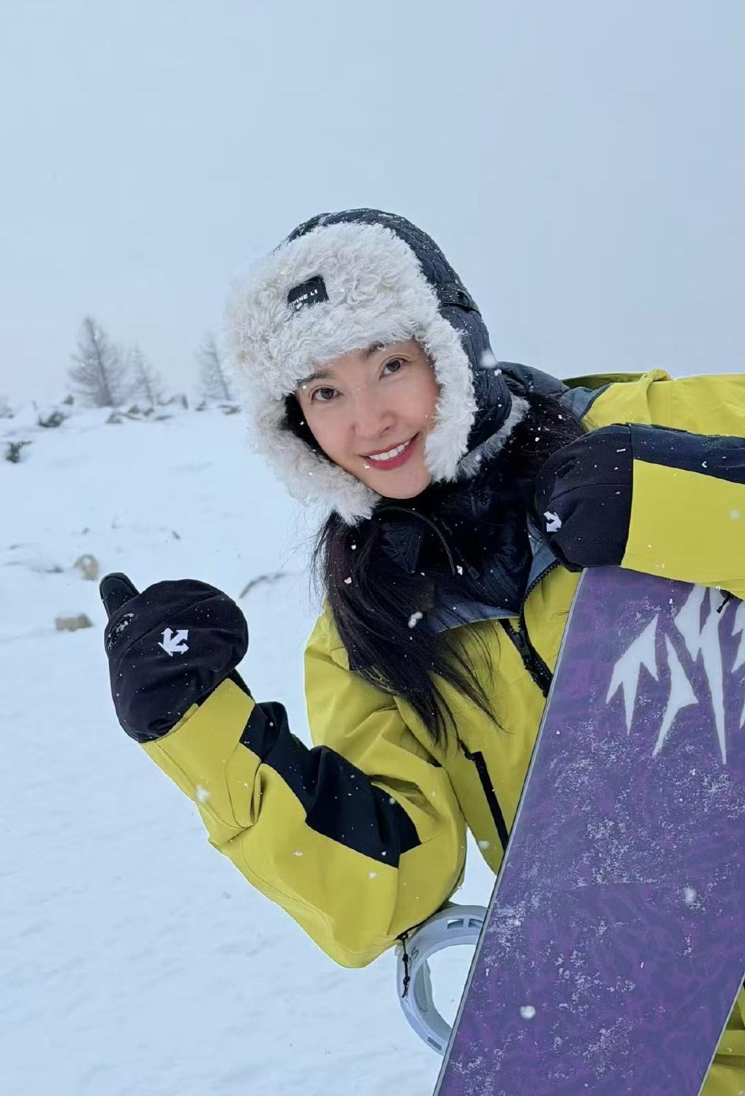 哇，李冰冰的帽子好复古呀！呵呵，我爷爷也有一个这种风格的帽子。所以，看到李冰冰的