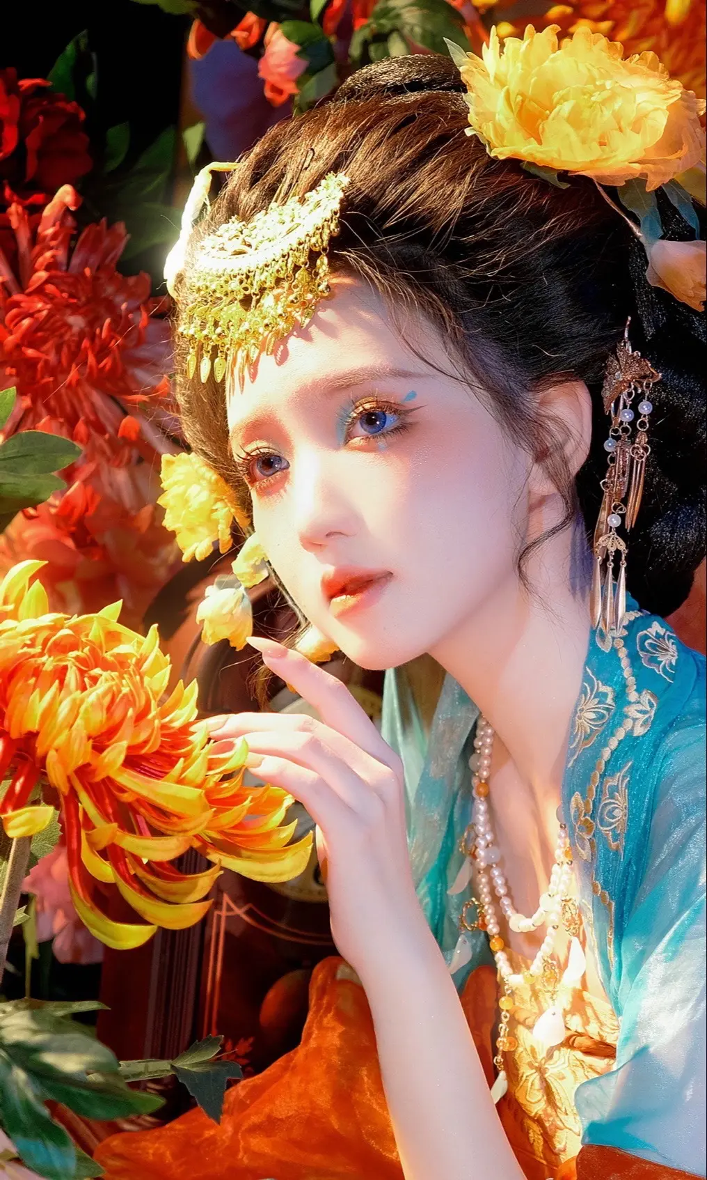 灯火葳蕤 揉皱你眼眉。