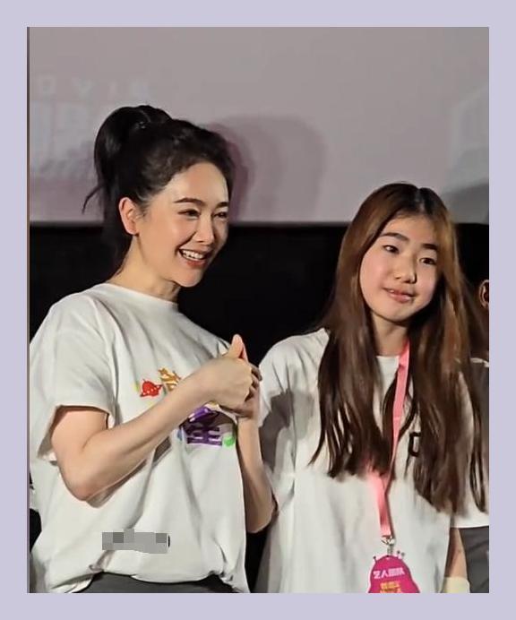 这是左小青的女儿？和妈妈一点都不像，远没有妈妈年轻的时候惊艳，也不知道这基因是咋