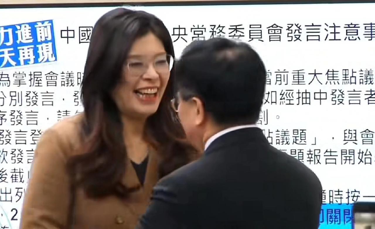 郑丽文还是非常大气的，尽管蔡正元一直在各个节目和直播中批评郑丽文，甚至有时候是直