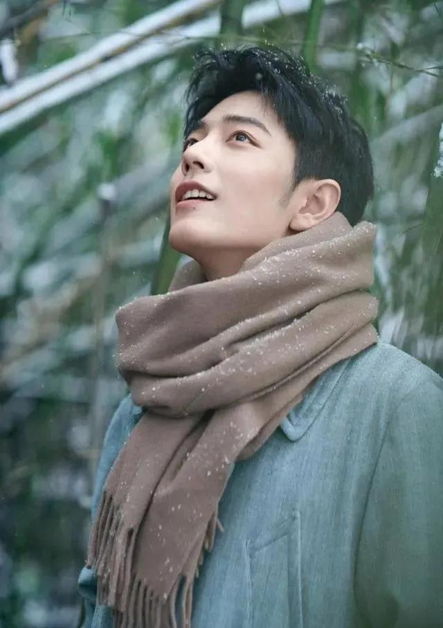 如此喜爱雪的肖战，一如这漫天飞雪般清纯美好！一直觉得他非常合适拍一部民国时期的电