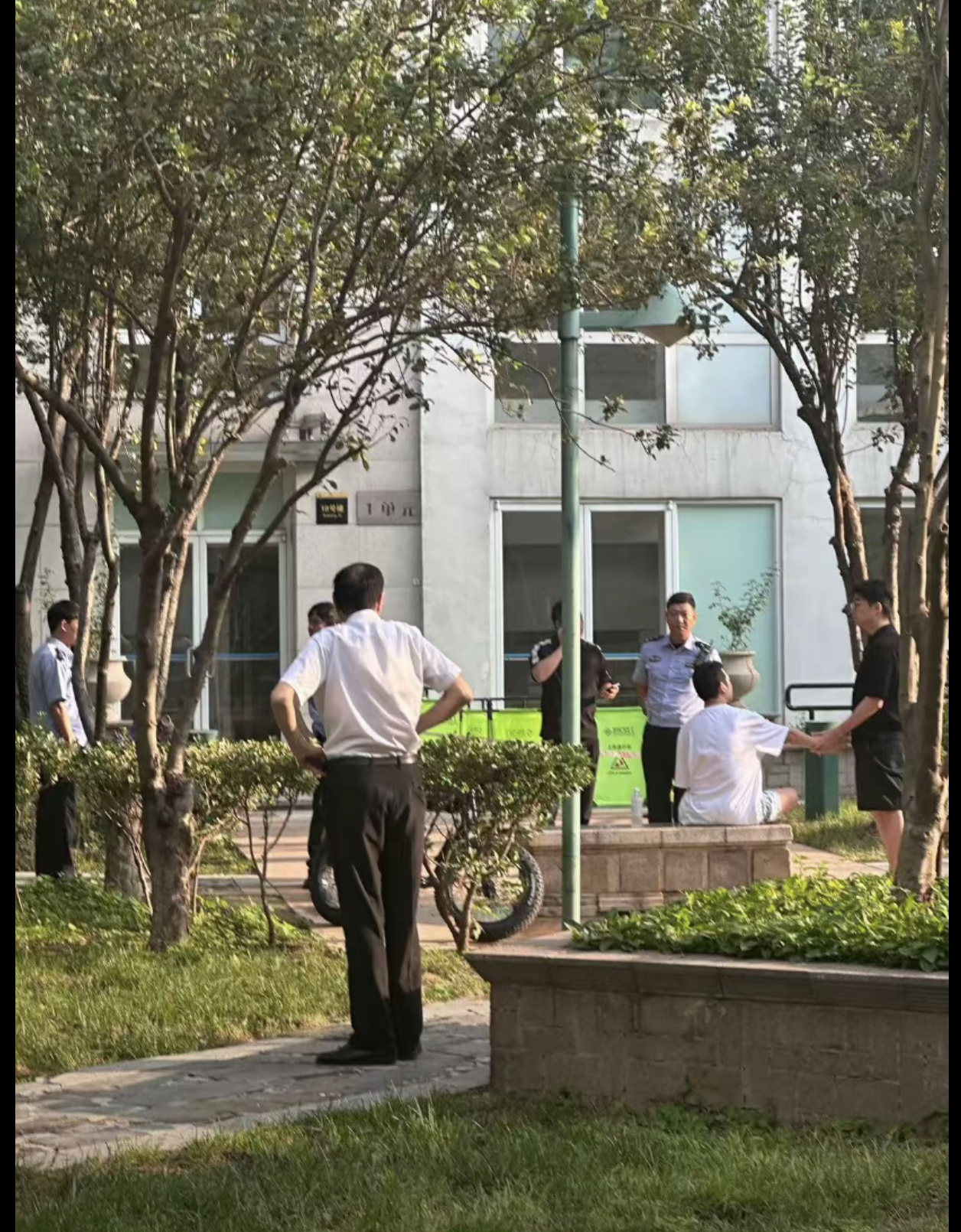 坠楼现场  这俩人谁啊 ​​​