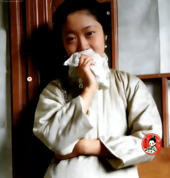 末代皇后婉容婚前的真实照片，童年受新学教育，十六岁难逃包办婚姻 