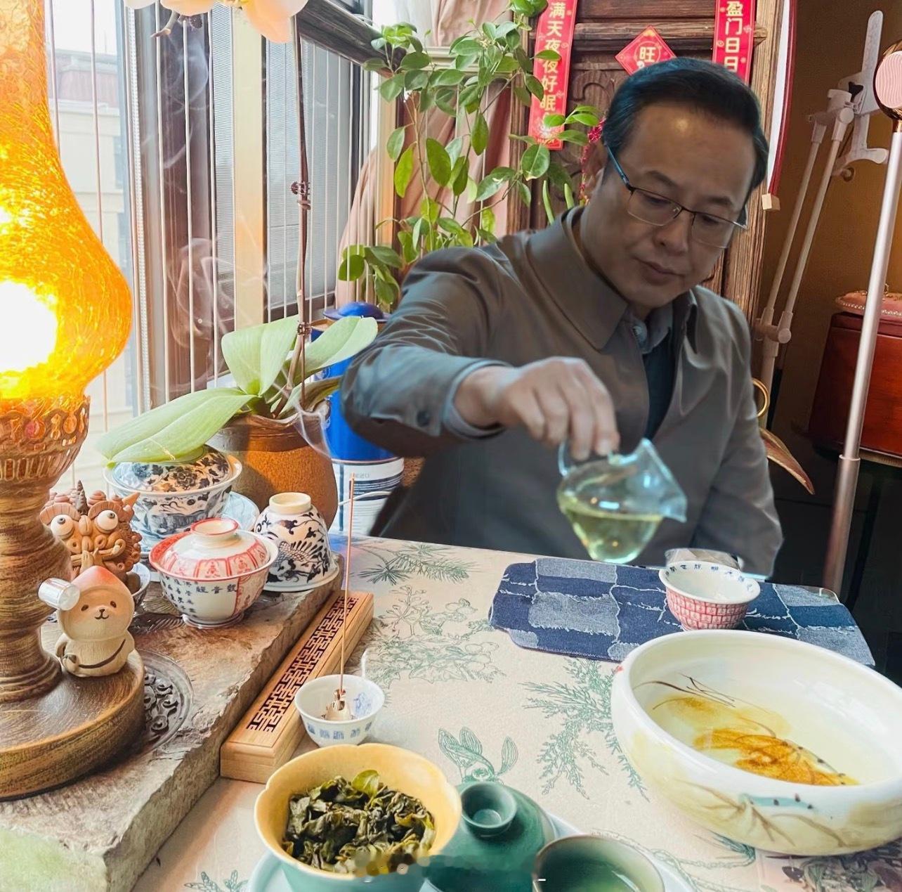人一旦把饮料换成茶，就证明老了