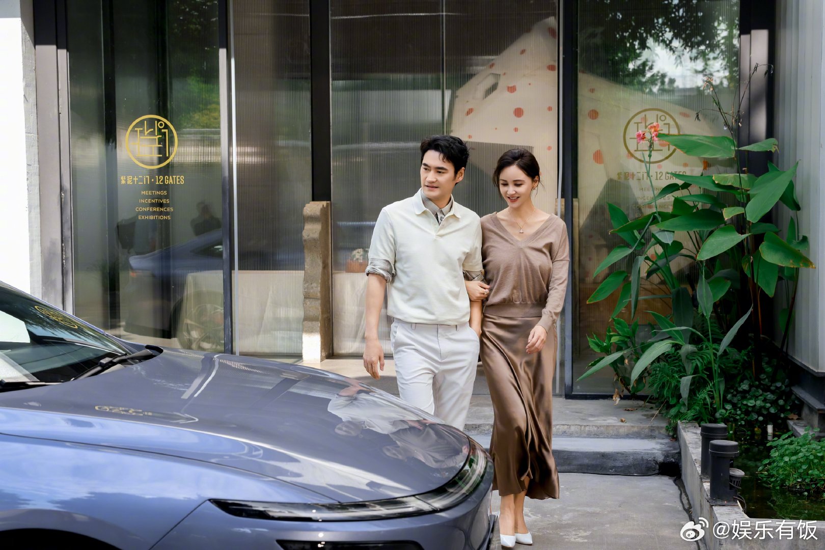 袁弘张歆艺被“投喂”露营局，刚出院子就被座驾戳中，二姐眼睛都亮了，袁弘立马化身专