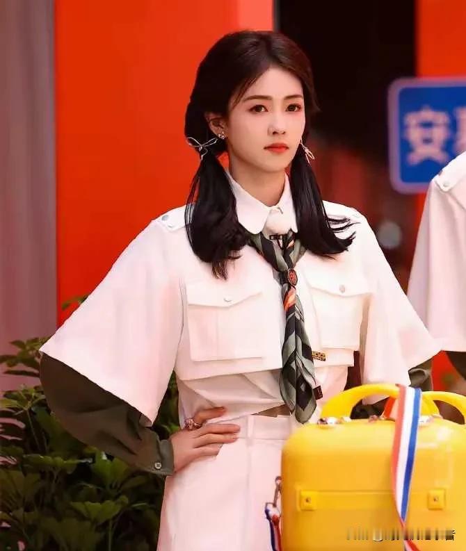 白鹿怎么就成了综艺节目常驻嘉宾，不担心综艺感影响未来拍戏吗？
白鹿首次加入《奔跑