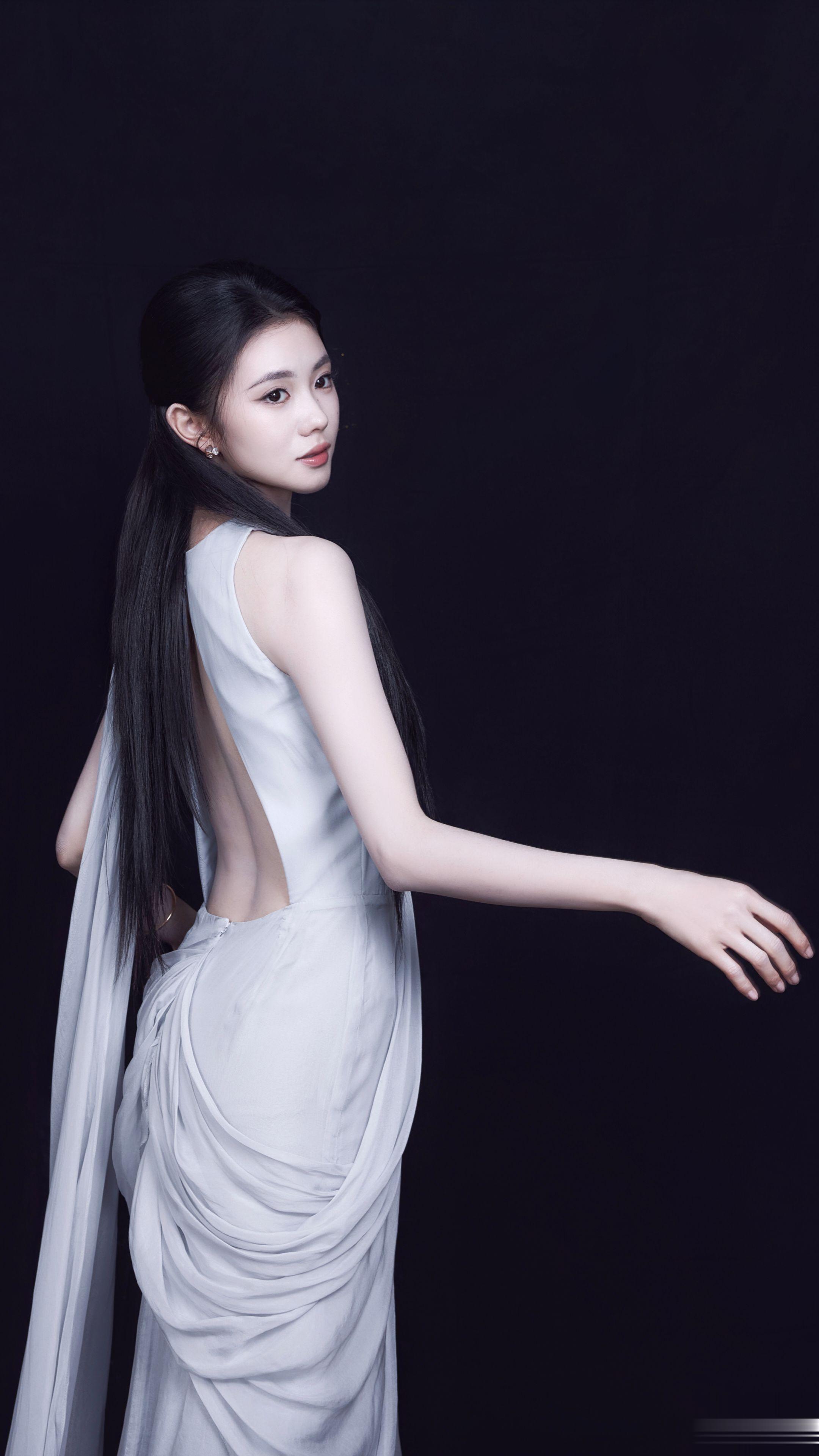 一袭素裙，墨发如瀑