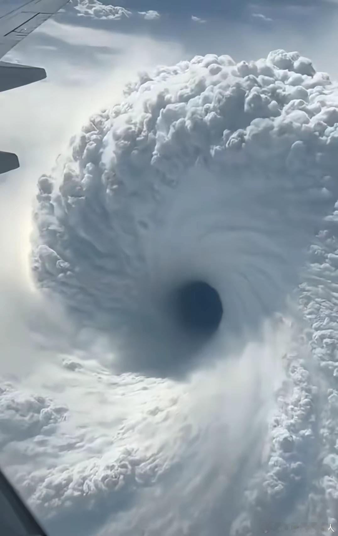 在万米高空的飞机上撞见台风眼，那景象是真够吓人！ 