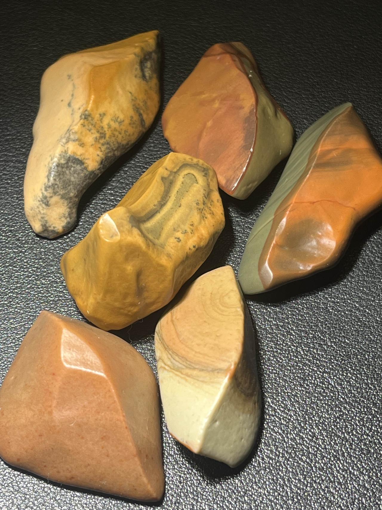 新疆哈密彩泥大地的天然油画。
亿万年风砺，玉化细腻，色彩浓艳，纹理奇幻。上手温润