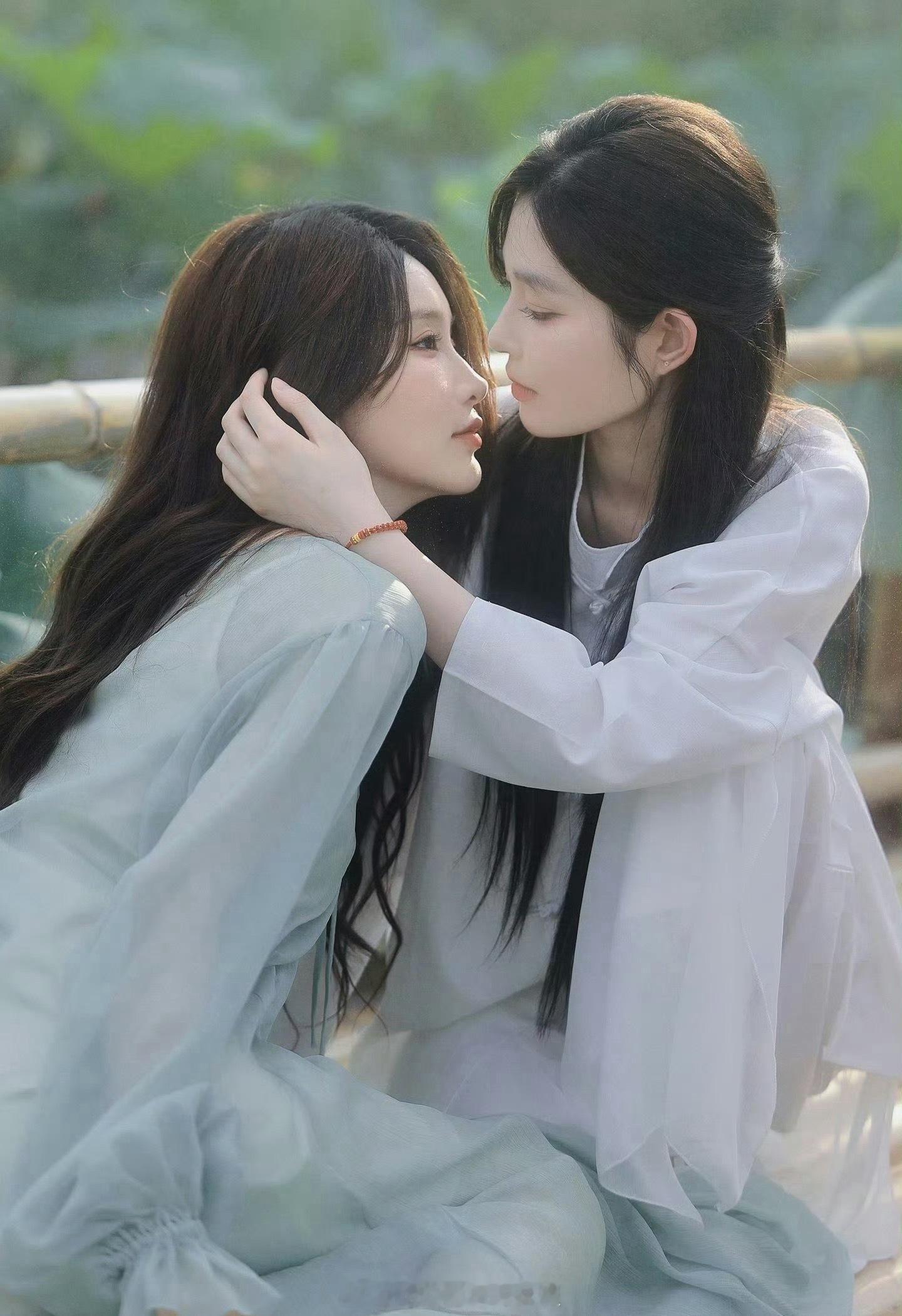 王奕、周诗雨情人节营业，手拿百合拍照，这也太努力了吧