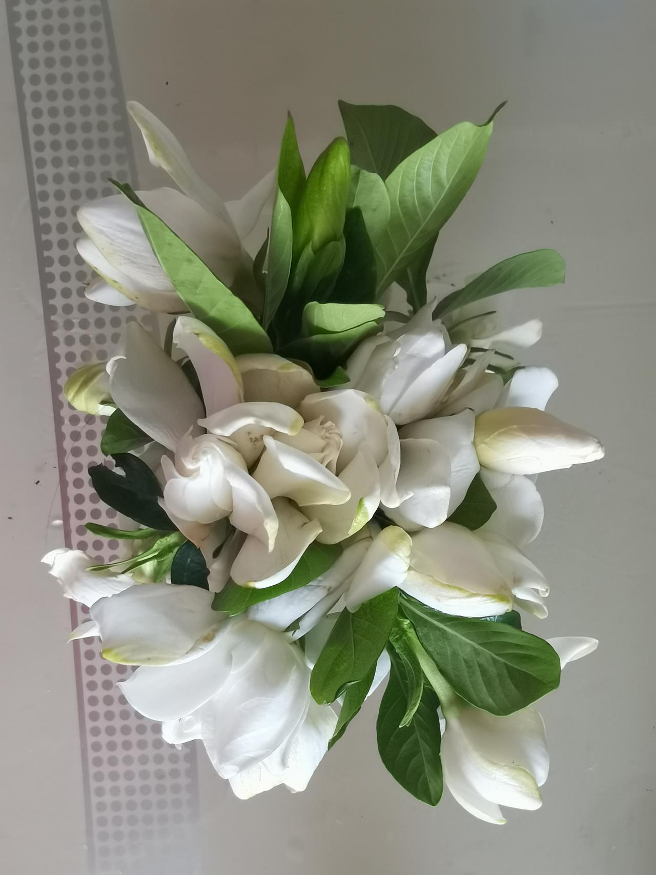 上午，小区门口有位老奶奶在卖栀子花，满满一大竹篮子，远远地飘来了沁人心脾的花香，