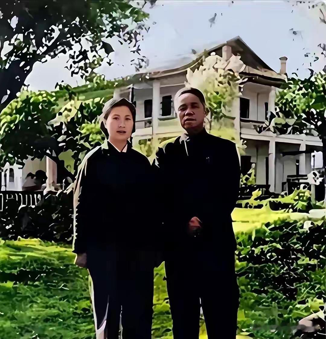 一张1970年的合影在旧相册里静静躺着，画面中五十岁的女性身着素色衣衫，发丝整齐