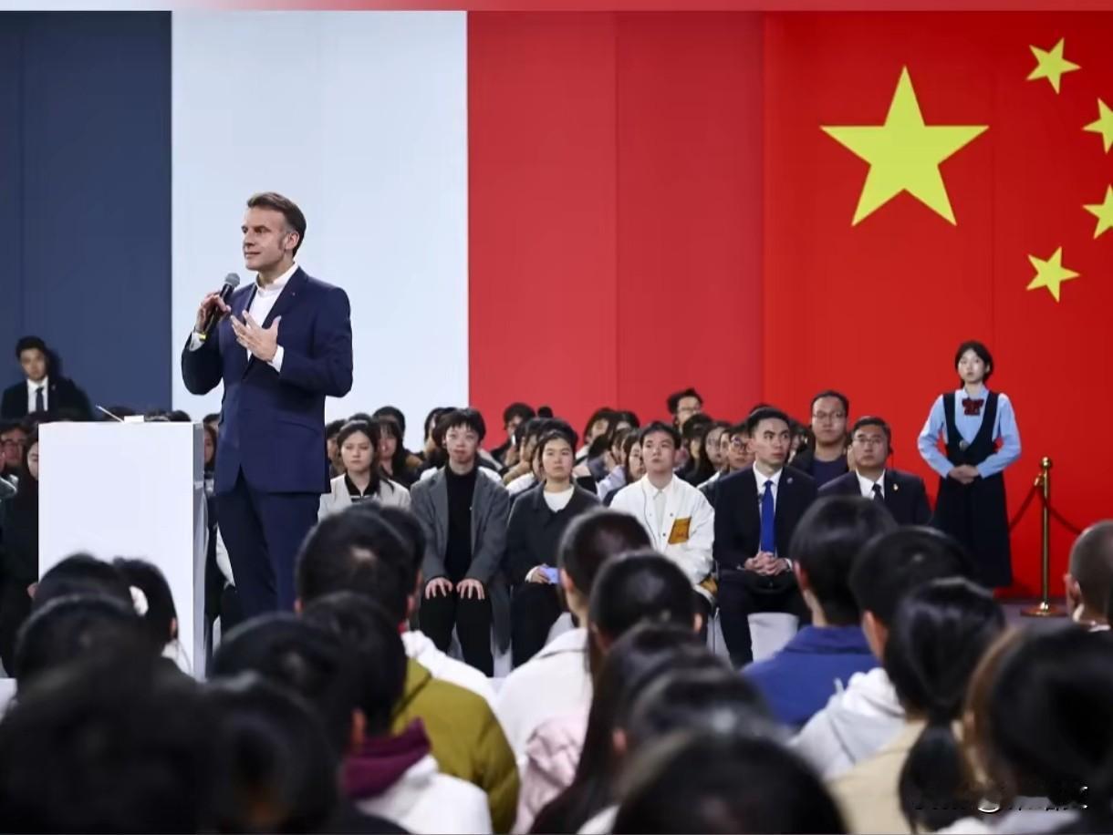 马克龙川大疯跑圈粉！外网刷屏的名场面，藏着法国大野心
 
马克龙2025年访华最