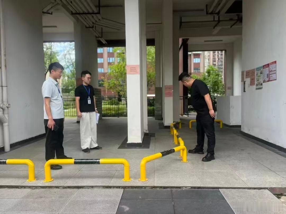 长沙芙蓉区东岸街道这一举措居民连连点赞【盘活小区边角地，实实在在解决居民电动车难