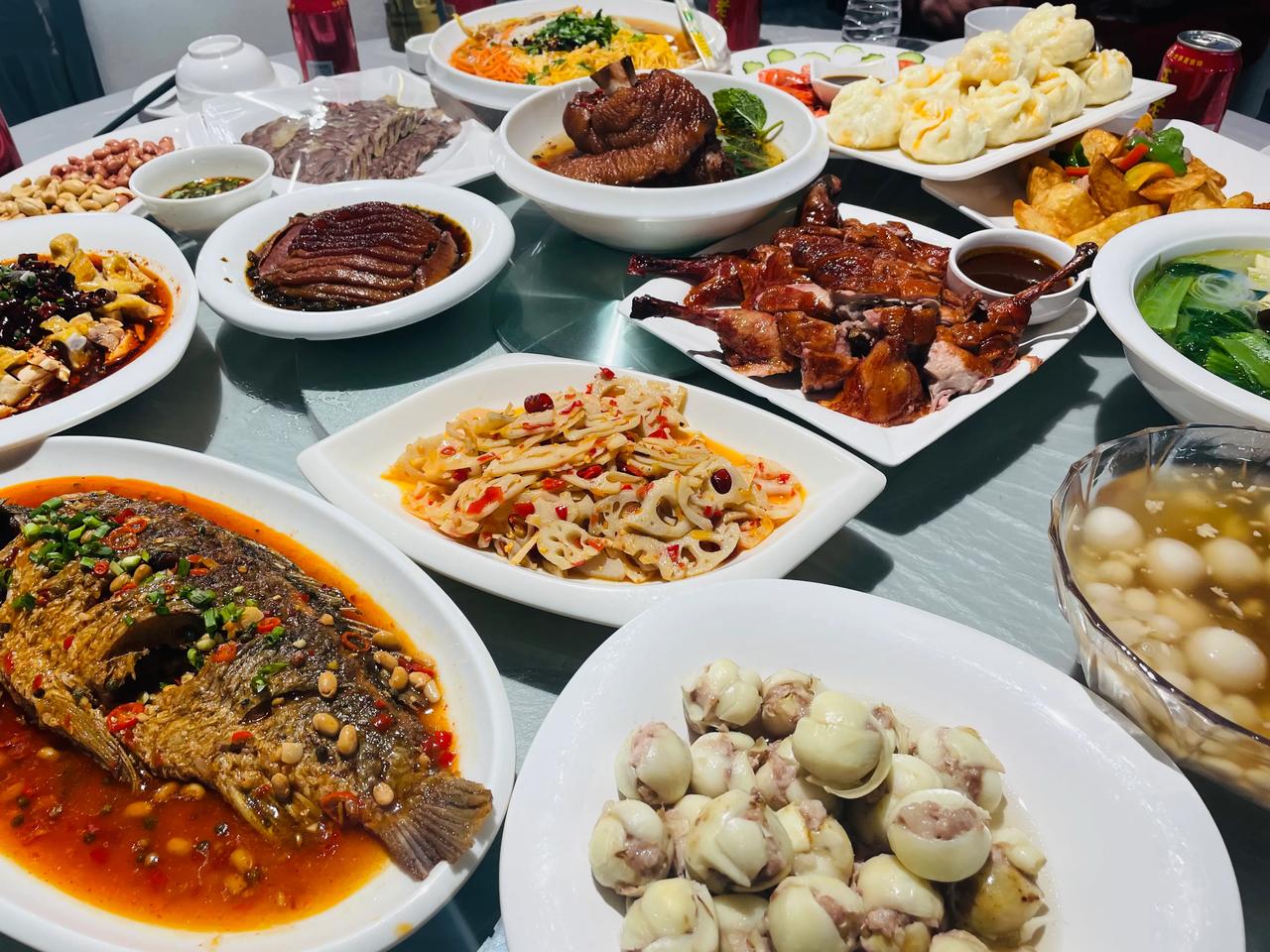 #双11必囤国货口粮#
师宗县帝恒酒店，地方特色家常菜。
红烧鱼🐟、虾、百合扣