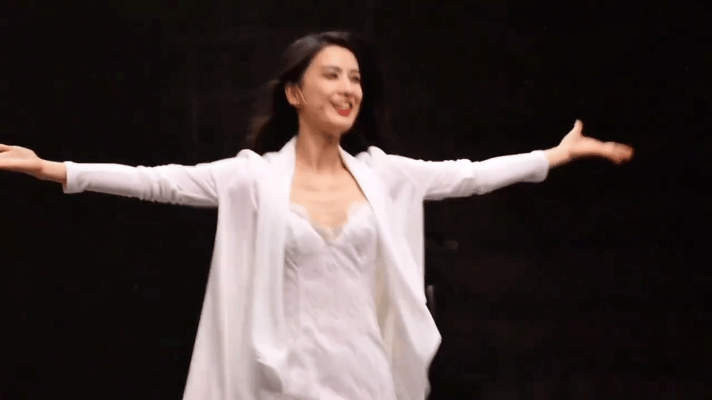 黄圣依孟佳豪门姐妹再就业黄圣依全力搞事业，孟佳坚守热爱在舞台拼搏。这对豪门姐妹再