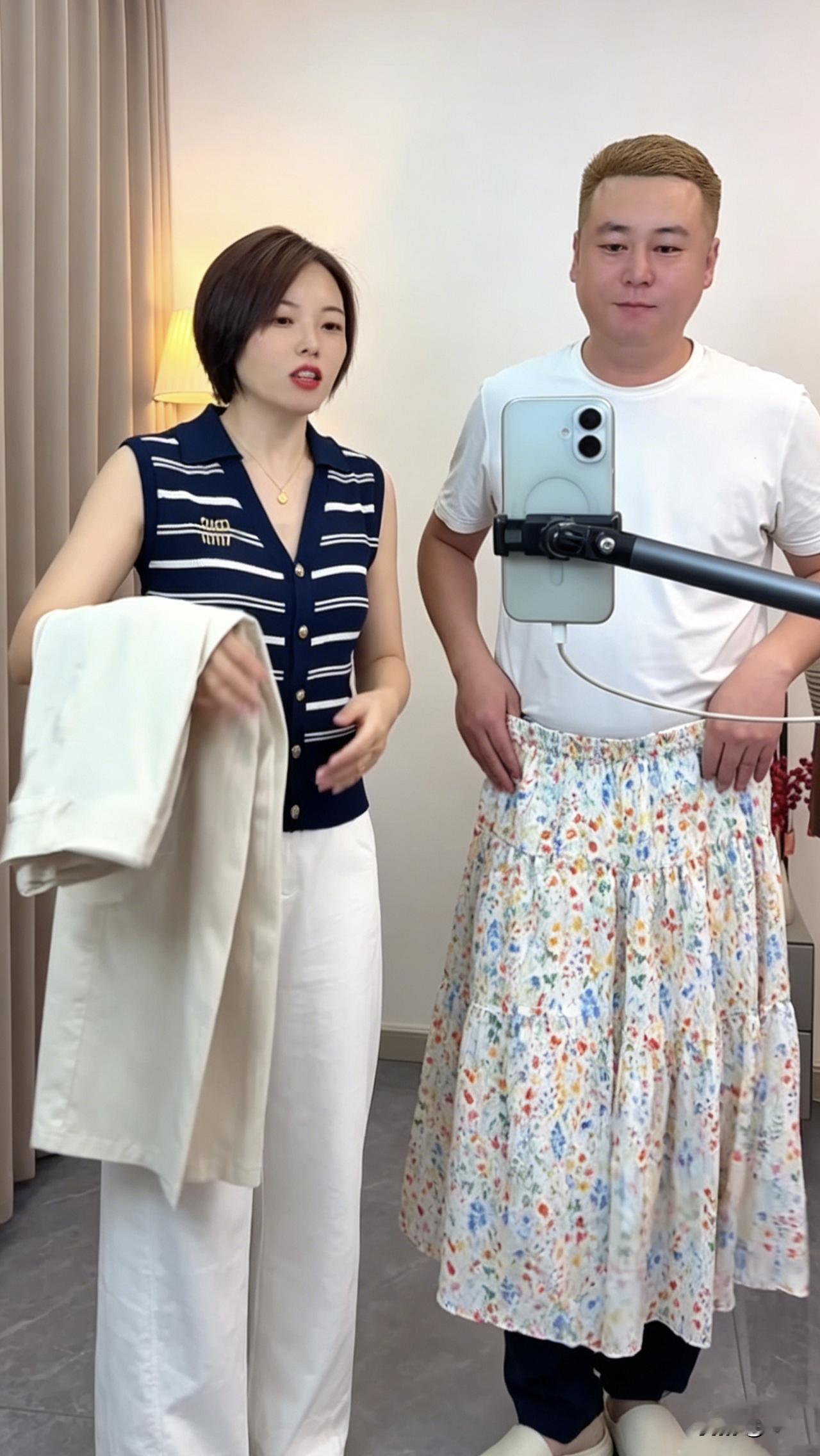 简直令人难以置信，和小陈一同直播的这人居然是大壮！

两口子越来越洋气时髦了。为