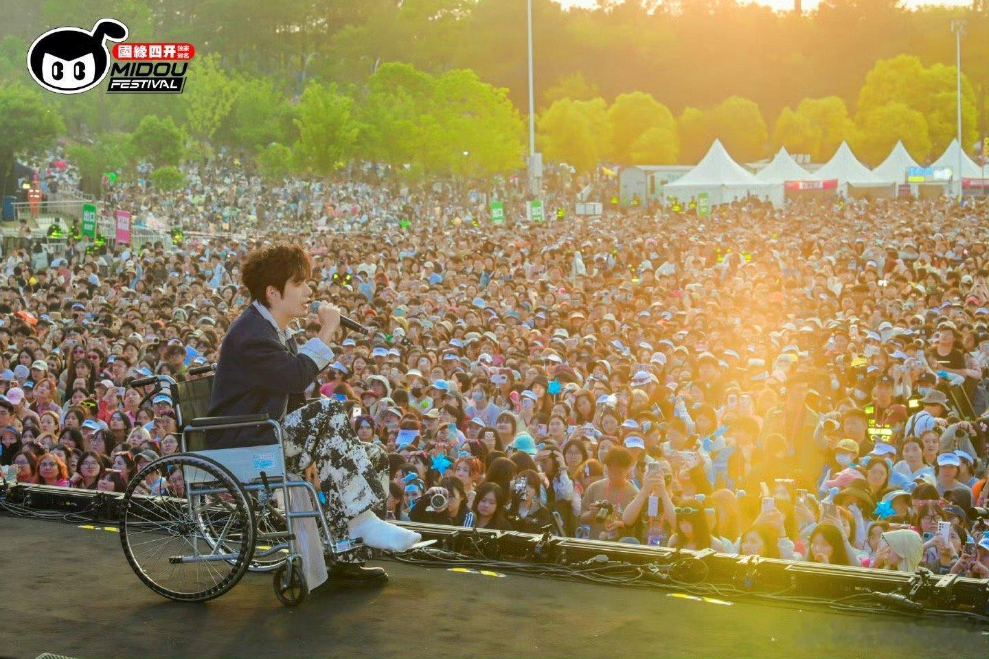 张颜齐坐轮椅跑音乐节 张颜齐坐轮椅登上音乐节舞台，用单腿蹦跳诠释对音乐的执着！这