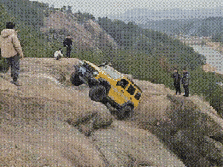 越野风险还挺高的，不管怎么说，车子翻了这么多圈，框架都没有变形，ABC柱都杠杠滴