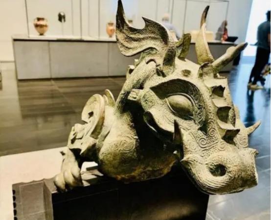 2023年，一件海外的中国文物引爆了网络，这是一件来自阿联酋阿布扎比卢浮宫的中国