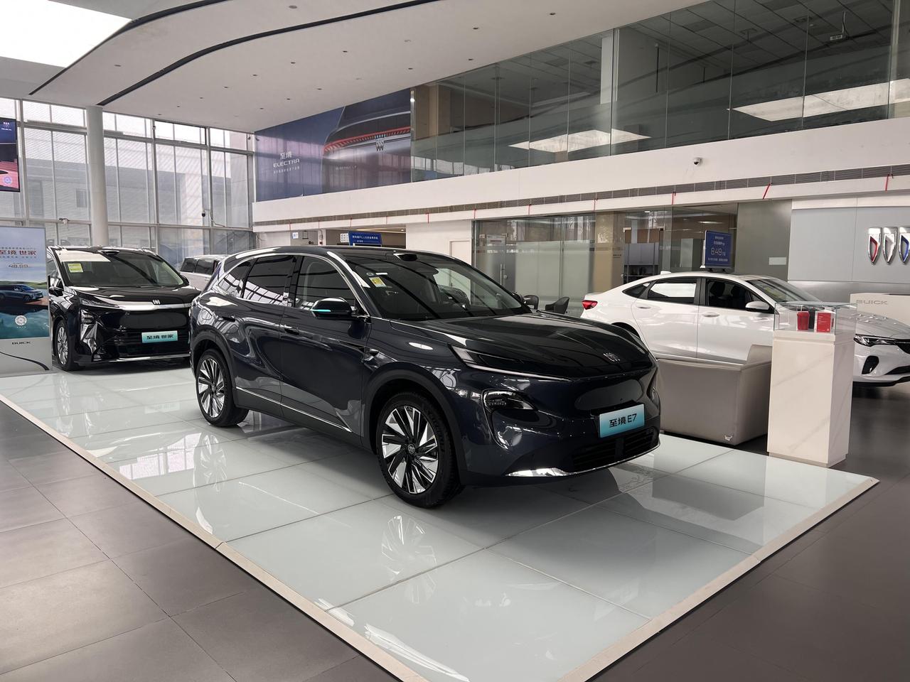 别克全新混动SUV——至境E7，实车已低调到店，4月即将上市。这款定位中型SUV