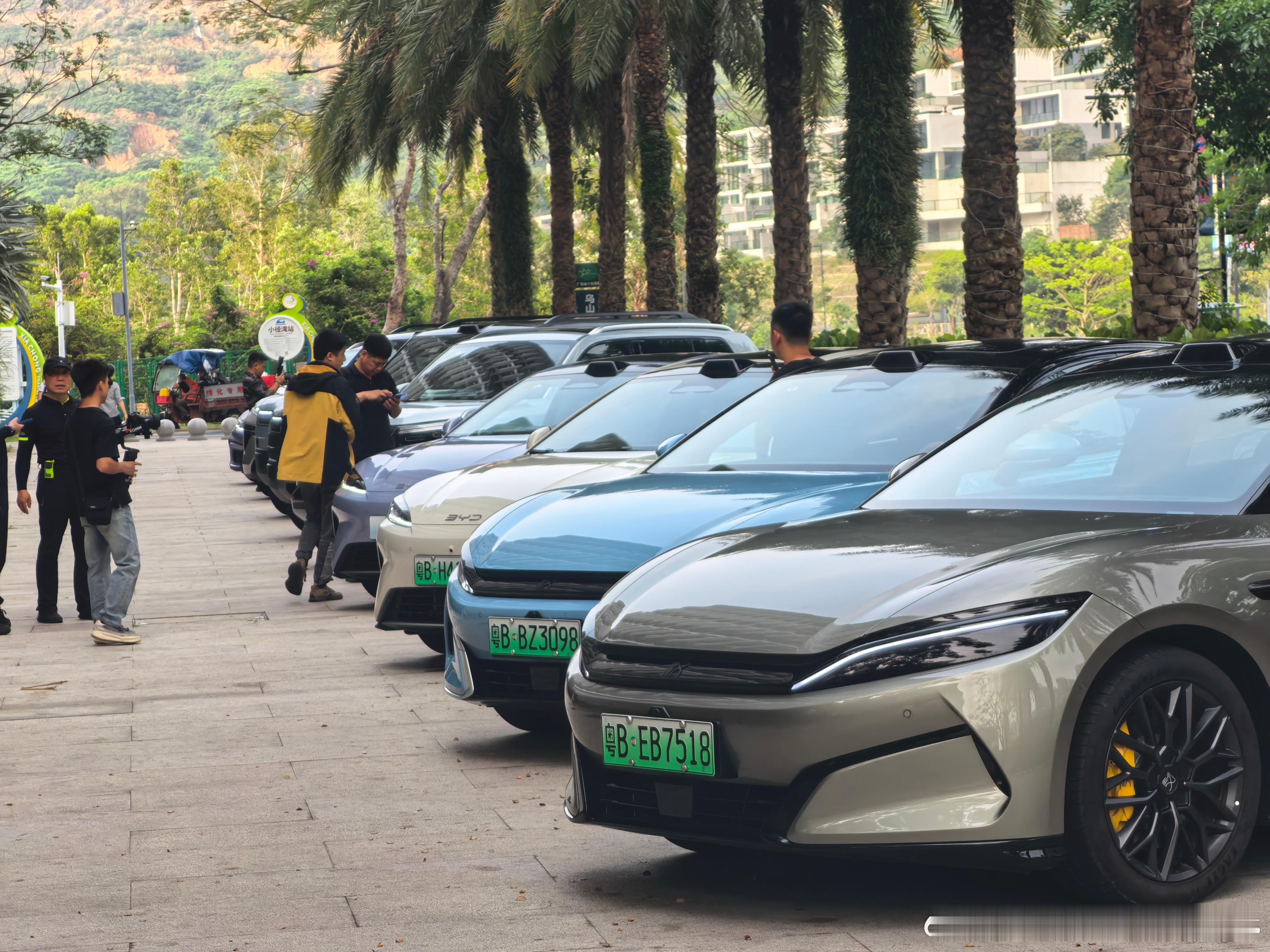 看早上这个出发阵容，就知道闪充车是真不够，都拿去交车了。连初代闪充汉L都拉来了感