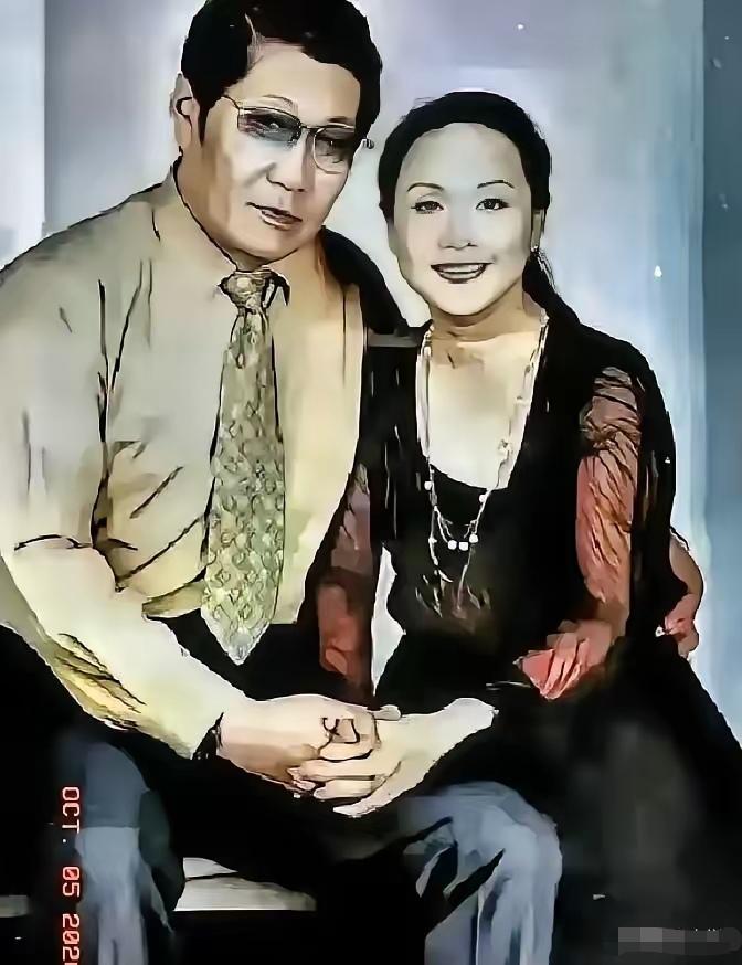 1975年，一个男人冲进演出后台，拦住刚唱完歌的李谷一：“我叫肖卓能，我父亲是萧