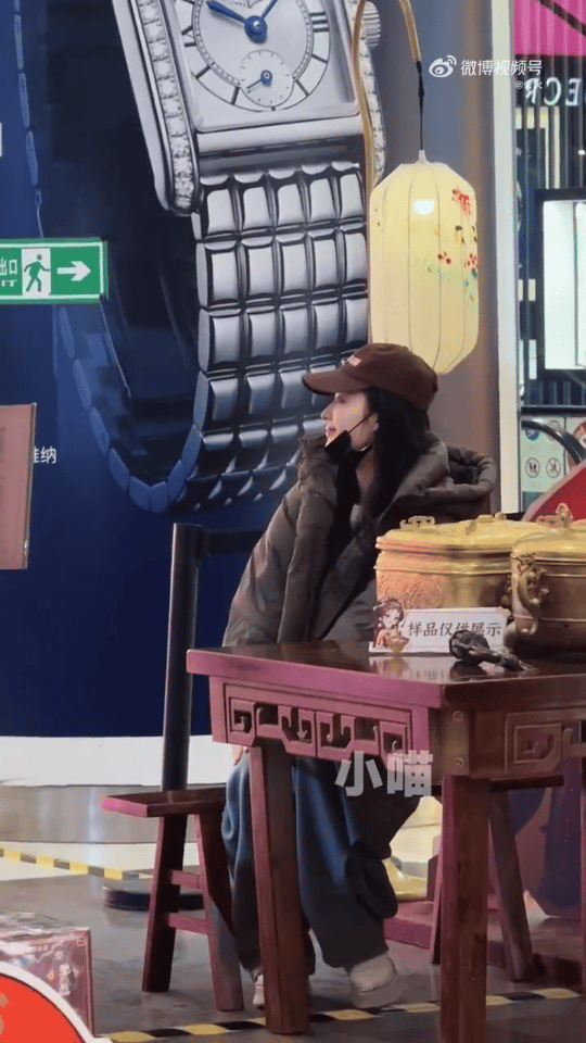 王楚然逛街也不忘带着丞磊 太好磕了，王楚然逛街都要带着丞磊，感觉他们关系真的好好