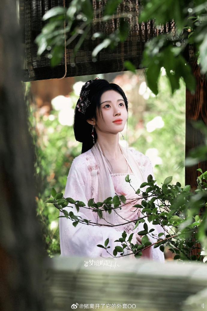 鞠婧祎摘花路透  鞠婧祎雨中摘花  哇哦！鞠婧祎这次的摘花路透太让人惊艳了！她的