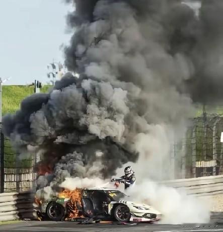 9日6日，在上海Chⅰnα  GT赛事上，91号赛车突然撞车爆燃，车手米尔罗伊被