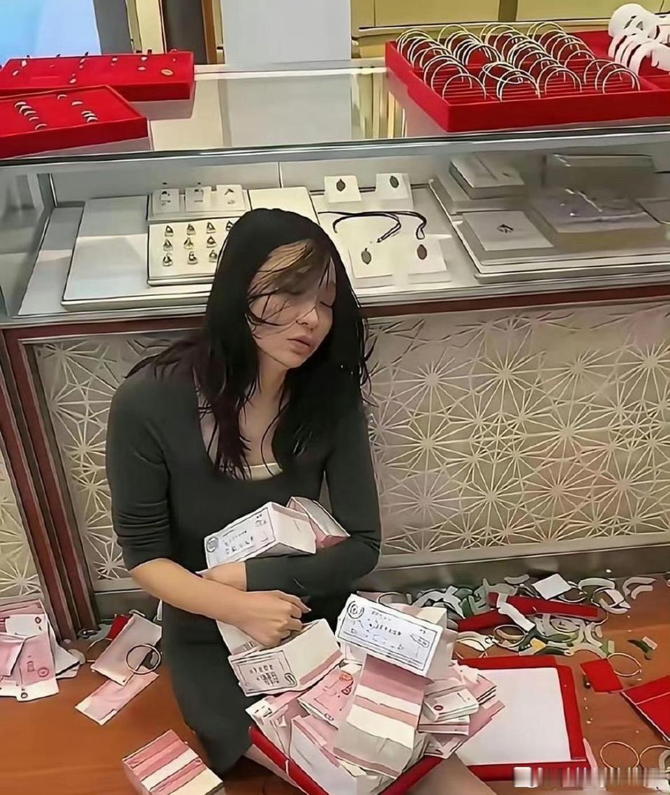 砸了这么多这得赔多少啊 