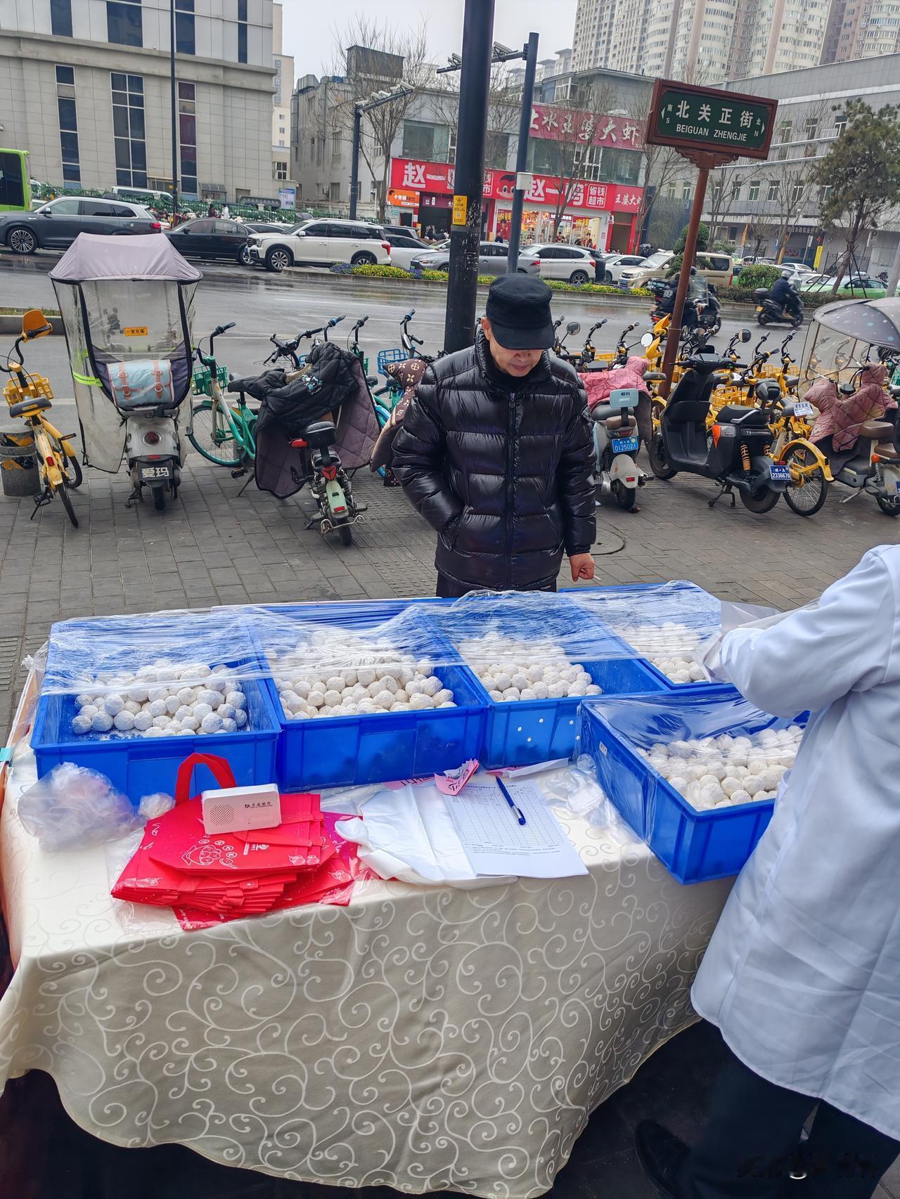 城乡物价差别大
2月24日，坐标西安。此刻我路过北门外，在十字路口东北角又看到一