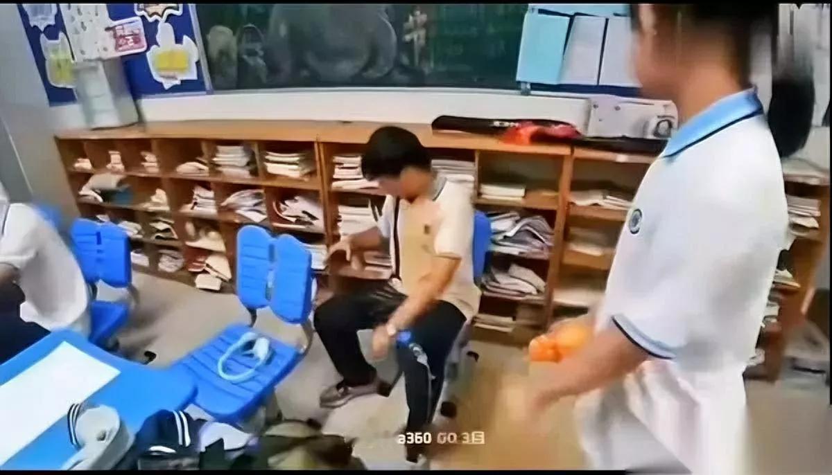 当众被泼饮料！男生…

接下来的反击让所有人沉默

一个男生不知为何，被女生当众