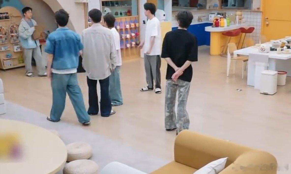 王安宇不吃水里的所以只吃鸭头我们的宿舍 谁在宿舍笑到打鸣？哦是我！王安宇说不吃水