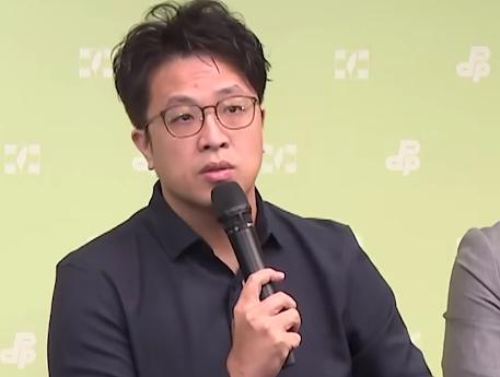 对于台北市研考会主委殷玮近日开设直播节目，也在社群发布影片来回应沈伯洋的发言助攻