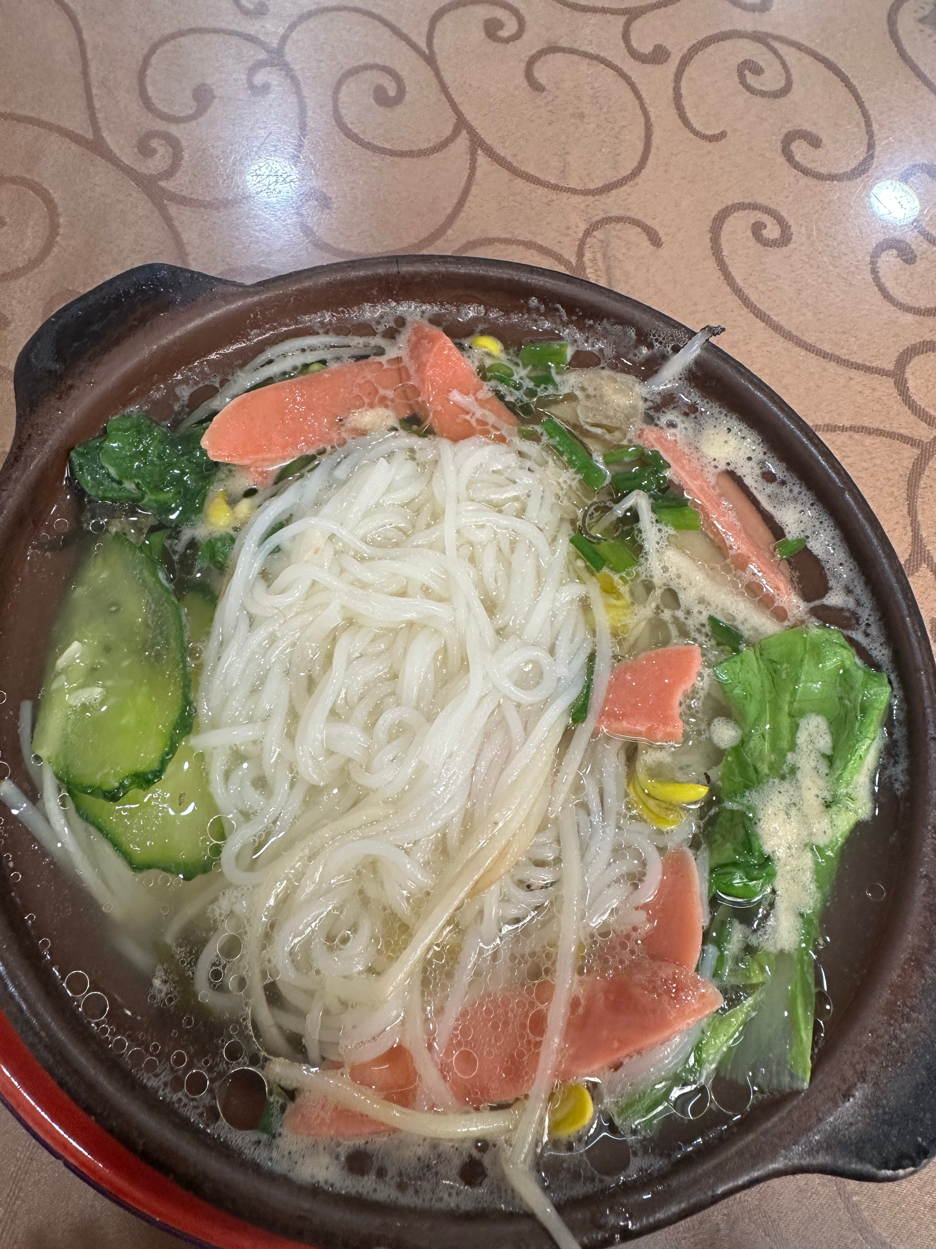 还是该吃酸辣的味道，三鲜的吃起来没啥味[笑cry]后悔点了，咋办！  ​​​