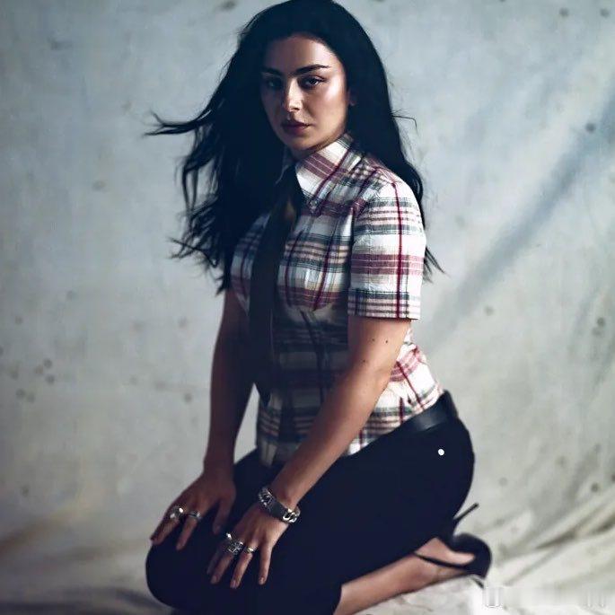 Charli XCX谈及制作《BRAT 2》：“我所有专辑都是彼此对立存在的。它
