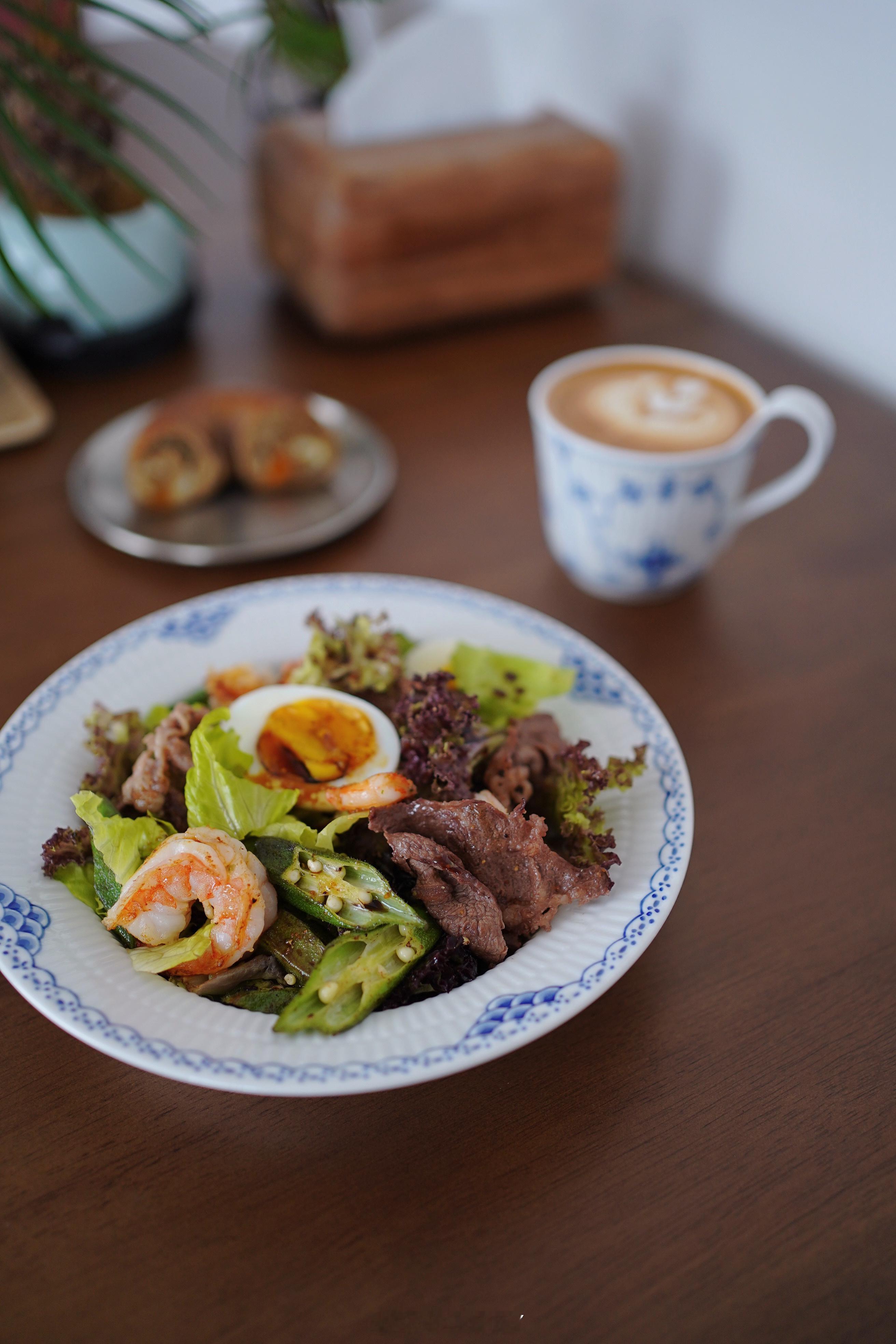 有的人一生被保护得很好，即便年纪很大了，依然很单纯，很认真，甚至，较真。我妈就是