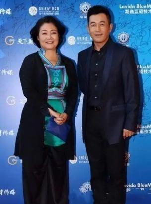 1991年，萨日娜为能分到11平米房子，258元彩礼就嫁给同学潘军，婚后她被嫌弃