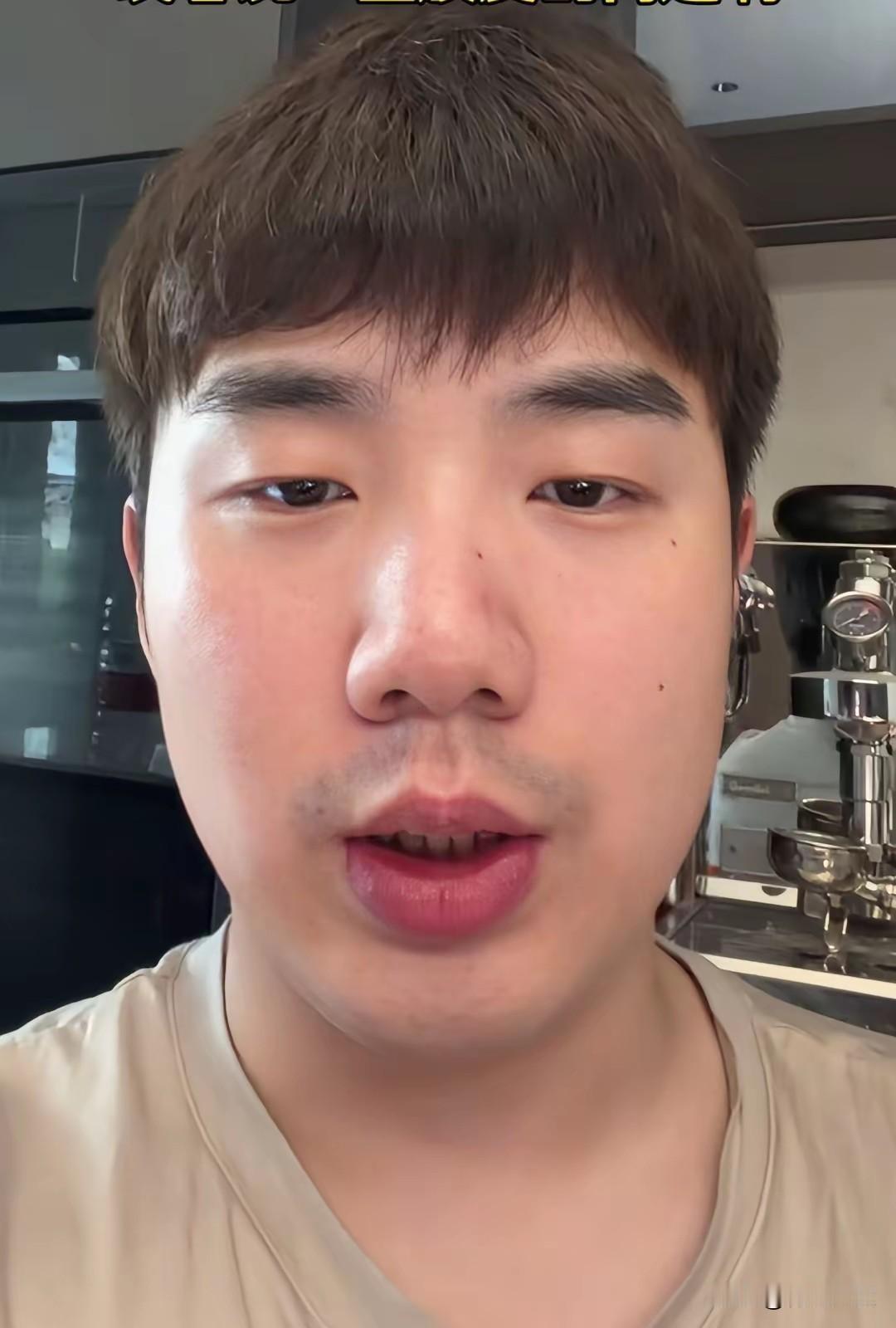 于何一看到东哥输球，平静的表示:你们知道东哥打球的真正目的是什么吗？

他说:
