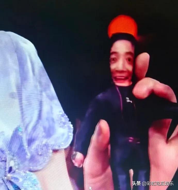 撒贝宁看到自己的老鼠干玩偶时，那惊讶抱头的样子太真实了，元宵晚会把老鼠干放上来有