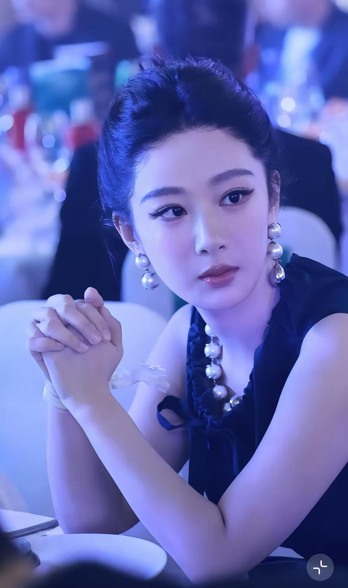 杨紫耳朵上的珍珠是少了一颗吗？
怎么一边两颗，一边三颗？
杨紫自己都抽空摸了一下