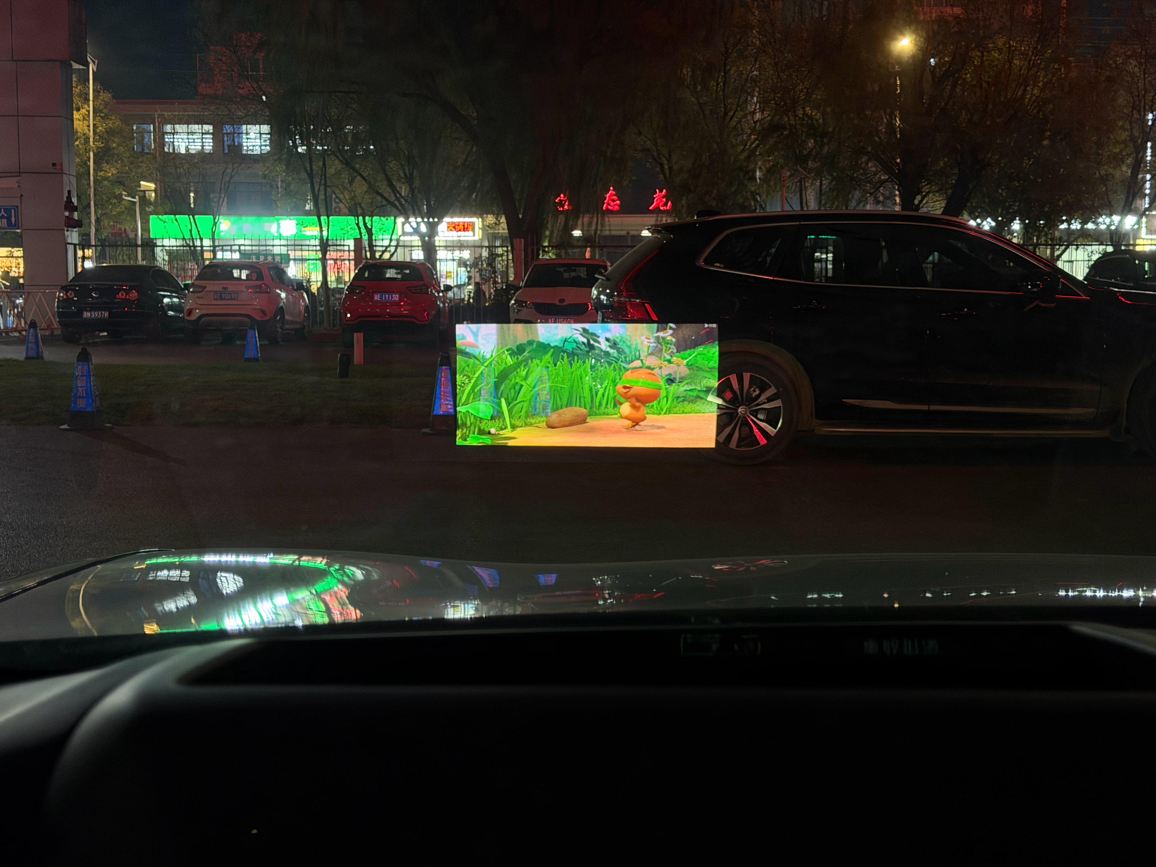 坐车上无聊，用AR-HUD看一会萌鸡小队吧。