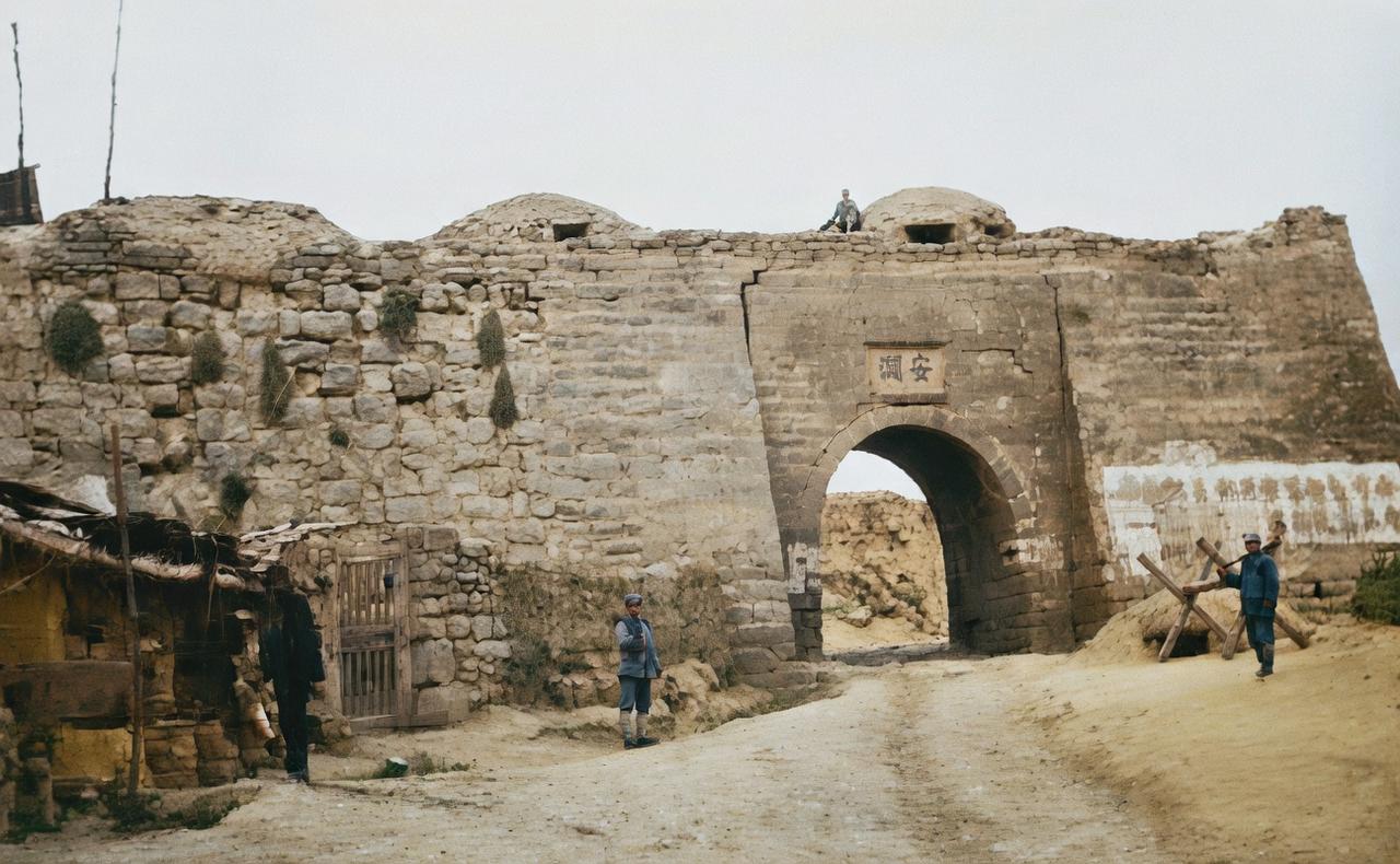 1947年3月，胡宗南率国民党军占领延安后，拍摄的延安老城正南门安澜门。
安澜门