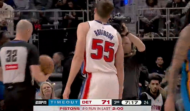 邓罗抛投打板命中，活塞再轰8-0领先雷霆到两位数