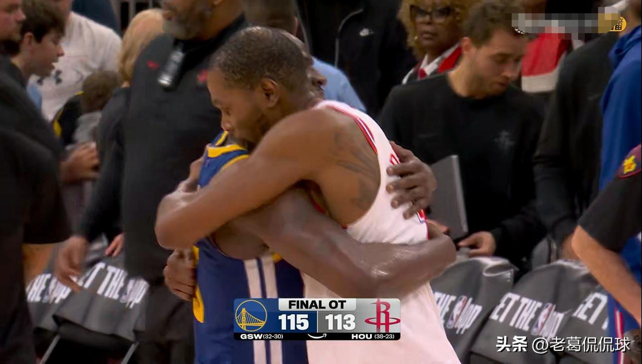 在今天火箭主场以113：115惜败于勇士的赛后，发生了让人热泪盈眶的一幕。当比赛