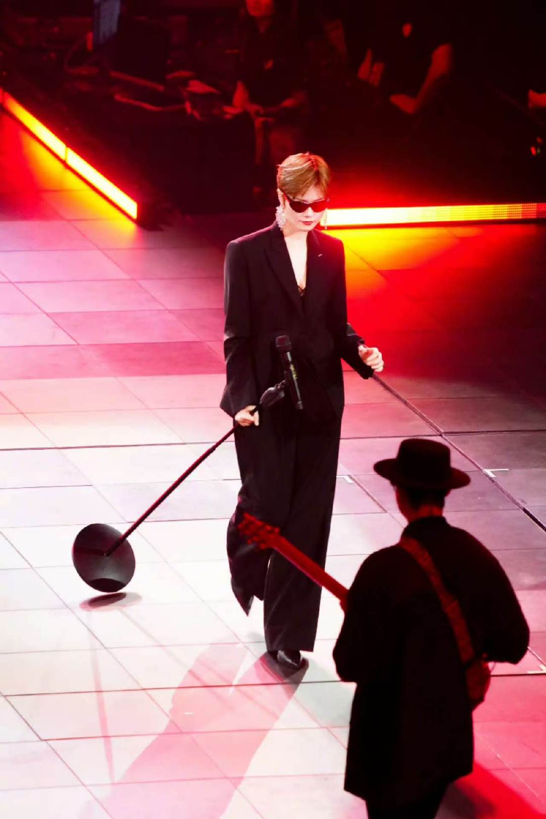 李宇春扔西装好帅 李宇春在北京的舞台上，展现出成熟音乐人该有的模样。专注歌唱，懂
