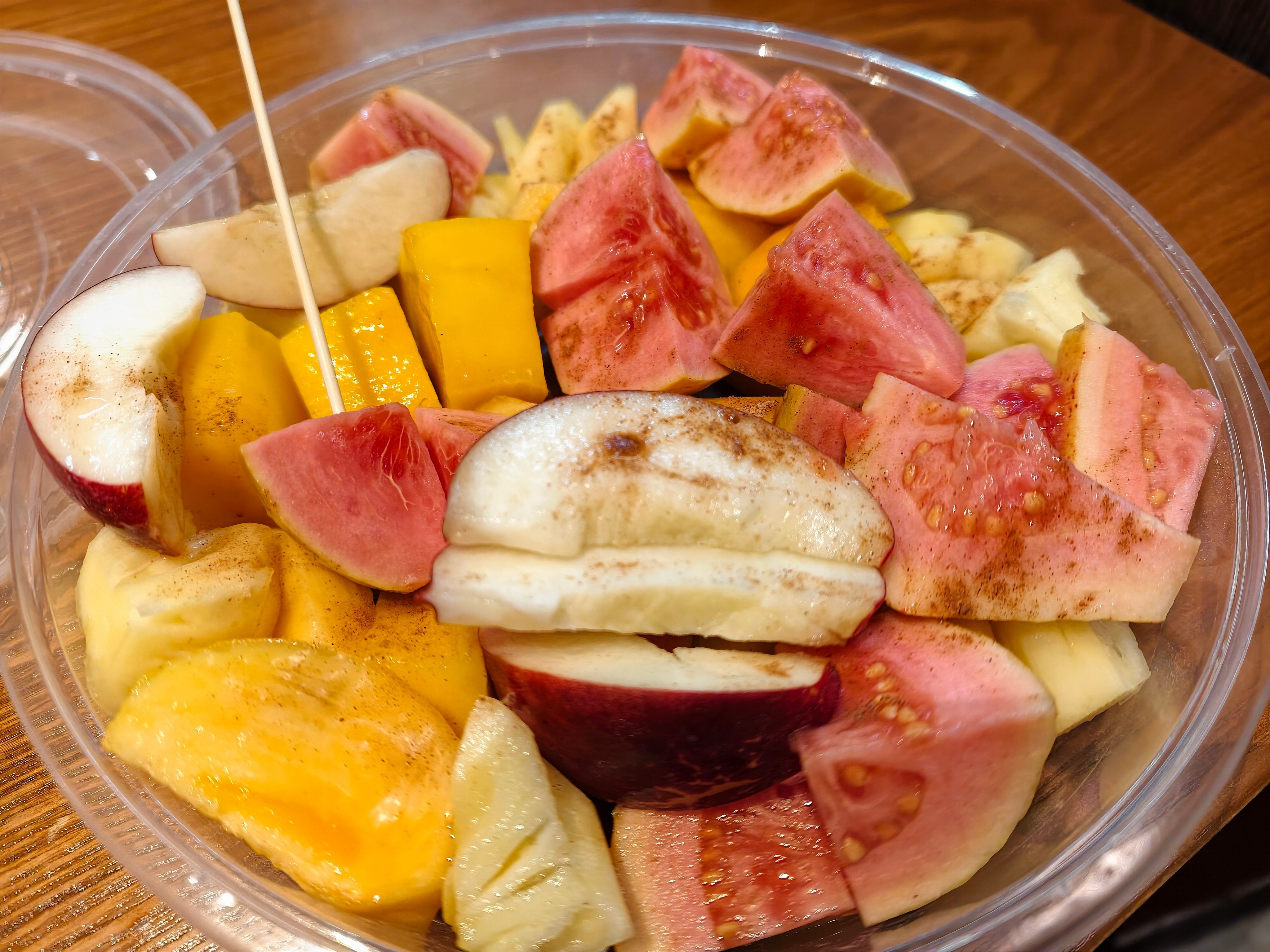 我太迷汕头的甘草水果了，端盆吃！老板给我挑了个长的最丑的芭乐，我有点嫌弃，她说这